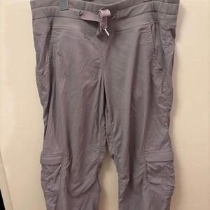 Lululemon dance studios- Gray- cropped - size 6 - $35 #110‎